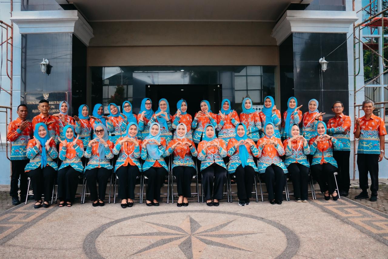 TP. PKK Lampung Gelar Bakti Sosial Peringati Hari Ibu ke-97, Bagikan Paket Sembako untuk Warga